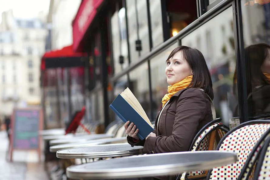 Dinners alone can feel less awkward if they have something to read. (iStock/Thinkstock)