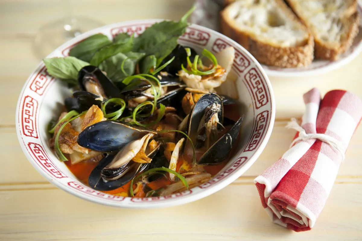 Mussels in a kimchi broth
(Samira Bouaou/Epoch Times)