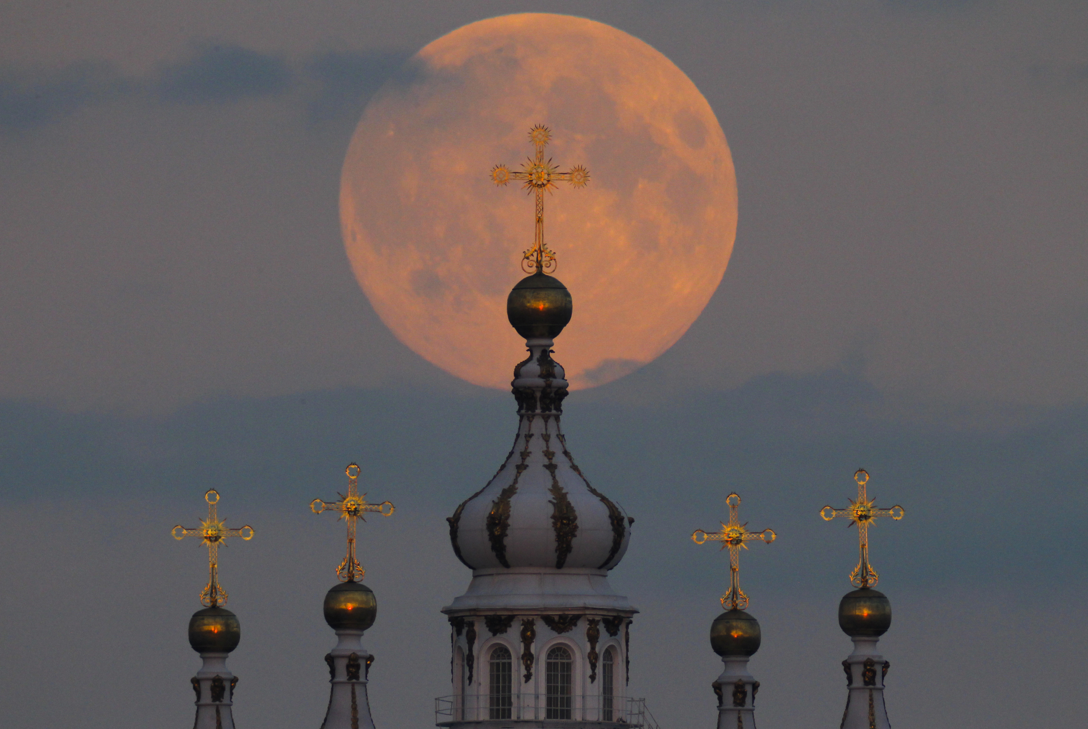 Луна над храмом