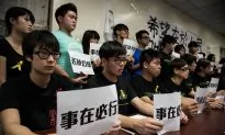 Hong Kong Protest Leaders Shave Heads for Democracy