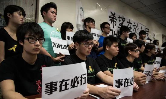 Hong Kong Protest Leaders Shave Heads for Democracy
