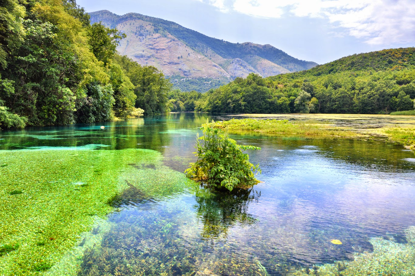 The lake at the Blue Eye spring (Tomasz Lisowski, Adventurous Travels)