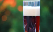 Study Finds Plastic Microparticles in Beers (Video)