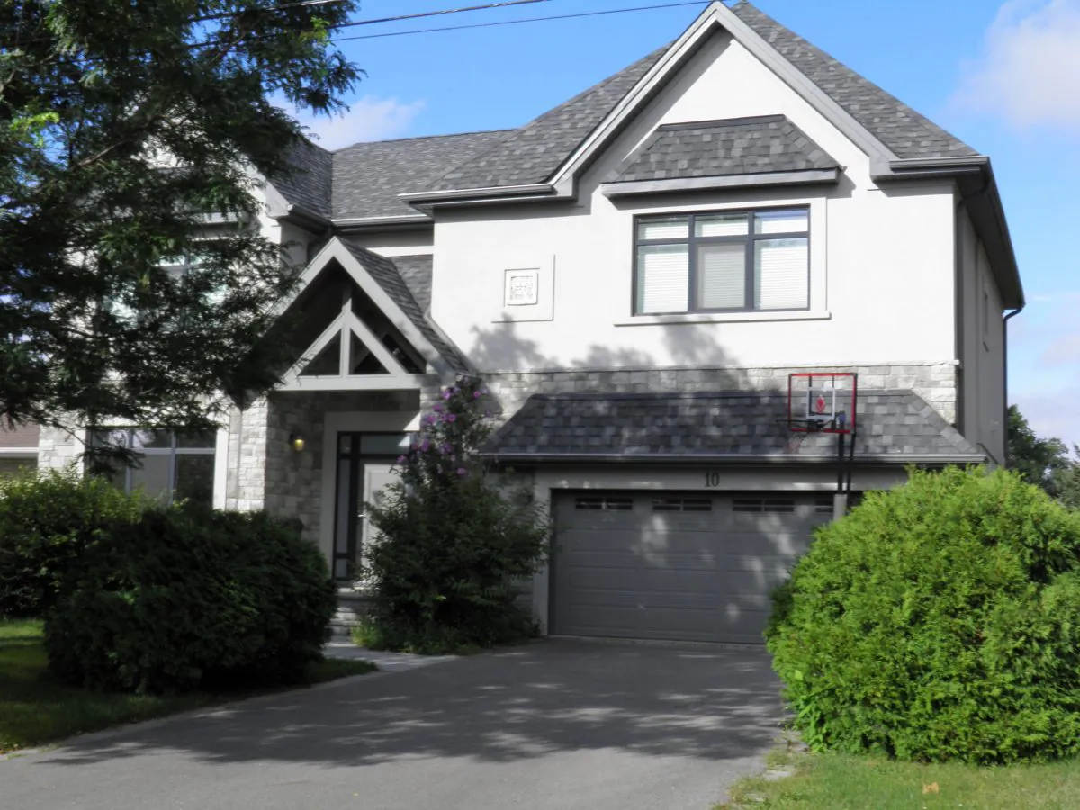 Houses become more affordable when mortgage rates fall. (Epoch Times)