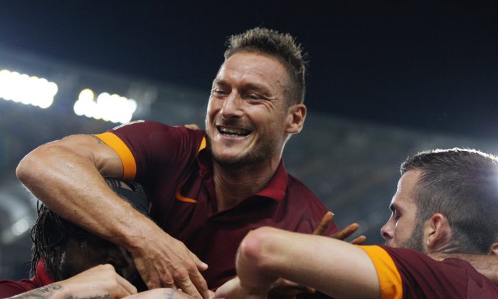 Radja Nainggolan (C) with his teammates Francesco Totti and Miralem Pjanic (R) of AS Roma celebrates after scoring the opening goal during the Serie A match between AS Roma and ACF Fiorentina at Stadio Olimpico on August 30, 2014 in Rome, Italy. (Photo by Paolo Bruno/Getty Images)