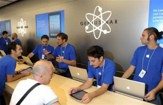 First HTC, Now Samsung Take a Swipe at Apple (Video)