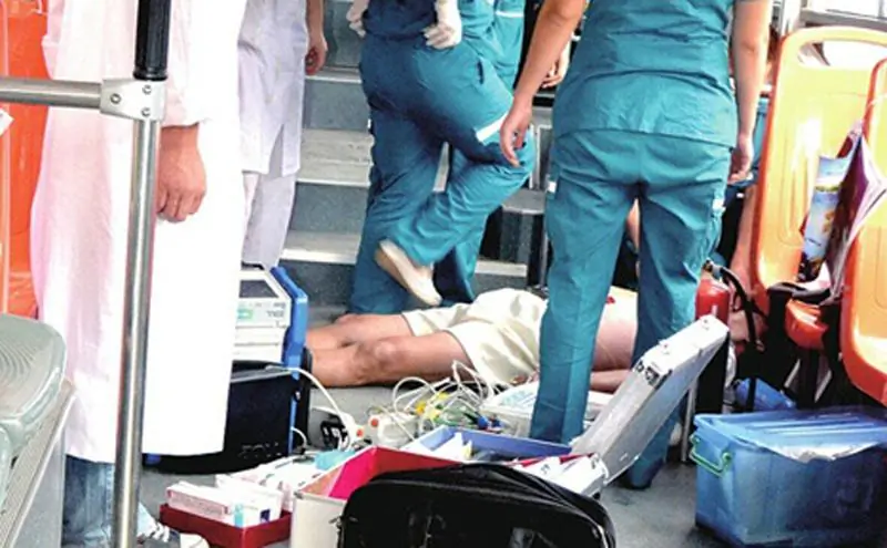 Emergency personnel are rescuing an elderly man lying on the floor on a bus in Zhengzhou City of Henan Province, China, on Sept. 9. The elderly man died from aheart attack after having an argument with and slapping the face of a young man who refused to give up his seat. (Screenshot/China News) 