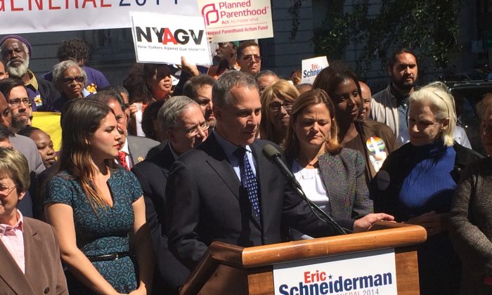 Attorney General Eric Schneiderman with political allies rallying for his reelection campaign at Park Row Plaza on Sunday, September 14, 2014. (Jonathan Zhou/Epoch Times) 