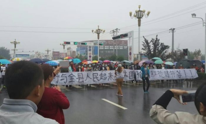 Thousands of citizens protested pollution from a chemical plant in central China’s Henan Province on Sept. 15, urging the local government to shut down the plant. The protest has lasted for seven days. (Screenshot/Weibo.com)