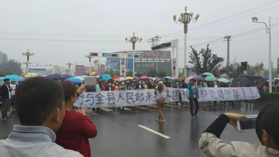 Thousands of citizens protested pollution from a chemical plant in central China’s Henan Province on Sept. 15, urging the local government to shut down the plant. The protest has lasted for seven days. (Screenshot/Weibo.com)