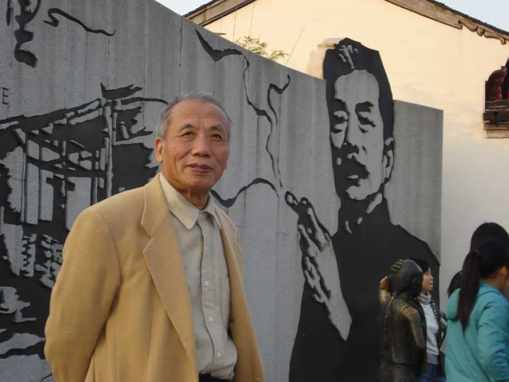 The 81-year-old writer Tie Liu was recently taken away by the police in Beijing for causing trouble. (Screenshot/Weibo.com)