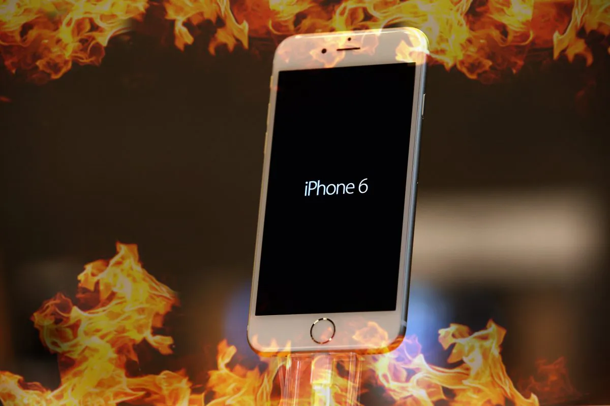 An Apple iPhone 6 stands on display at the Apple Store on the first day of sales of the new phone in Germany on Sep. 19, 2014 in Berlin. (Background: Sean Gallup/Getty Images)