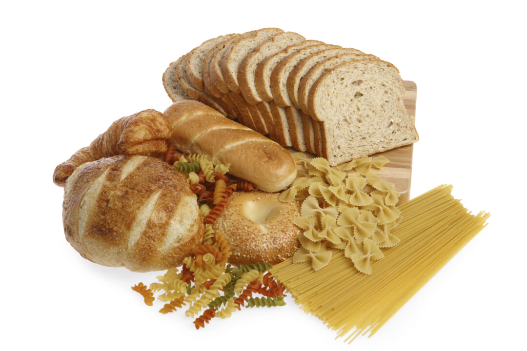 A low-carb diet high in healthy fats can benefit your waistline and your heart, suggests new research. (tetmc/iStock/Thinkstock)