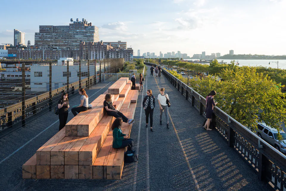 Seating along the Interim Walkway, near West 33rd Street and 12th Avenue. © Iwan Baan, 2014