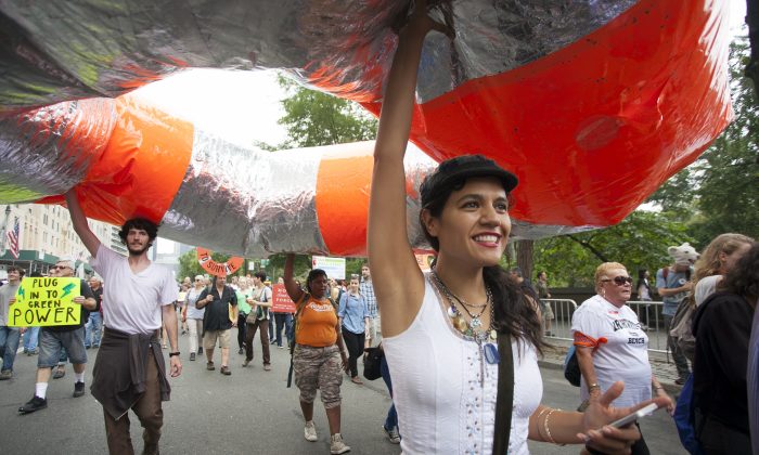 Around 310,000 attendees were at the People's Climate March in Manhattan, N.Y., on Sept. 21, 2014. (Samira Bouaou/Epoch Times)