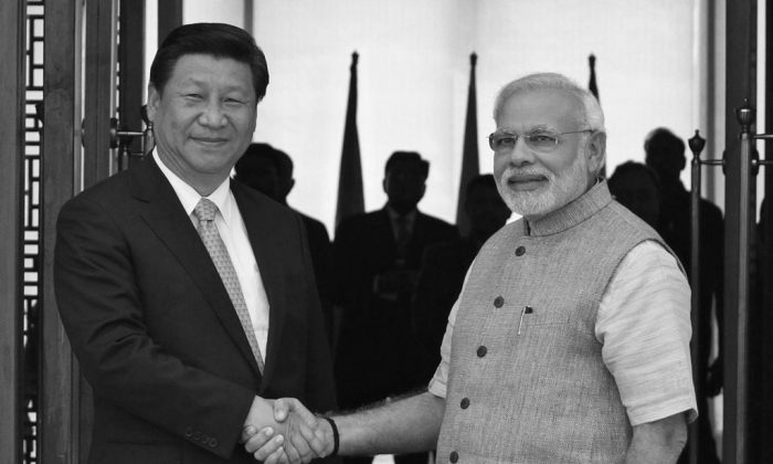 Indian Prime Minister Narendra Modi (R) shakes hand with Chinese leader Xi Jinping as he welcomes him at a hotel in Ahmadabad, India, on Sept. 17, 2014. (AP Photo/Ajit Solanki)