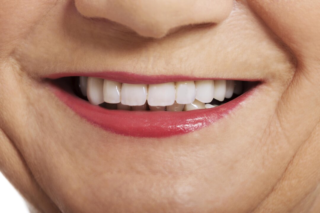 Natural remedies can contribute to a brighter smile, warding off gum disease and the risks that come with it. (b-d-s/iStock/Thinkstock)