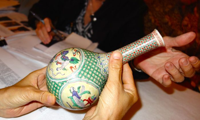 People examine a Chinese vase at Kykuit in Tarrytown, N.Y. on Sept.22. (Mary Silver/Epoch Times)