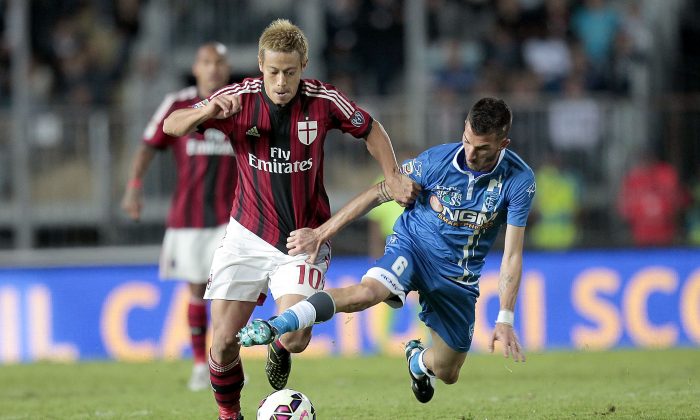 Mirko Valdifiori of Empoli Fc battles for the ball with Keisuke Honda of AC Milan during the Serie A match between Empoli FC and AC Milan at Stadio Carlo Castellani on September 23, 2014 in Empoli, Italy. (Photo by Gabriele Maltinti/Getty Images)