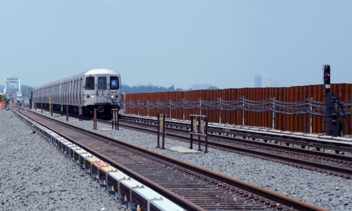 A Far Rockaway-bound A-train approaches Broad Channel. (Marc A. Hermann/MTA New York City Transit)