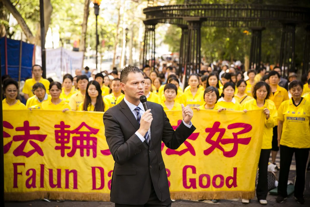 Dr. Damon Noto, spokesperson for Doctors Against Forced Organ Harvesting, at a rally near the United Nations in New York on Sept. 27, 2014, calling for the end to the persecution in China. (Edward Dai/Epoch Times)