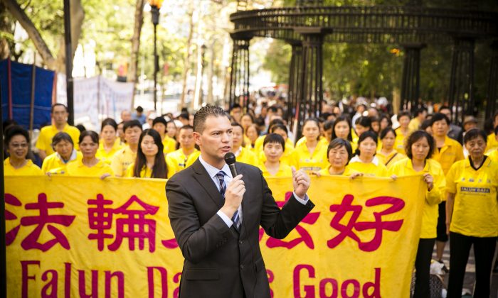 Dr. Damon Noto, spokesperson for Doctors Against Forced Organ Harvesting, at a rally near the United Nations in New York on Sept. 27, 2014, calling for the end to the persecution in China. (Edward Dai/Epoch Times)