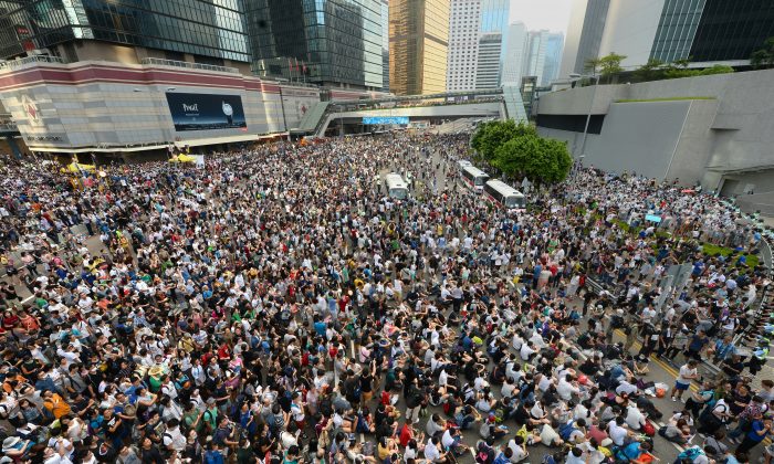 Thousands of protesters in downtown Hong Kong on Sept 28. (Sung Cheung-loong/Epoch Times)