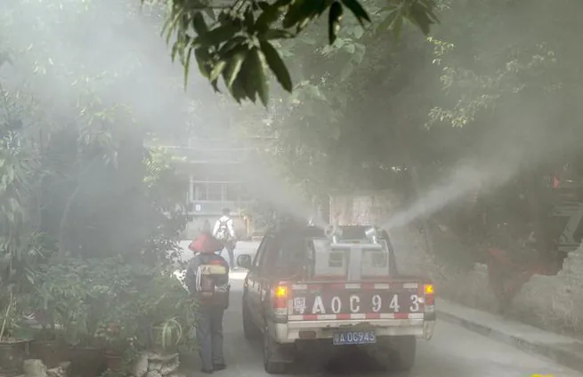 An official vehicle sprays disinfectants meant to sterilize and rid mosquitoes in Guangzhou City of Guangdong Province in late September 2014. Dengue fever cases reached over 10,743 in Guangdong by Sept. 28, 2014. (Screenshot/163.com)