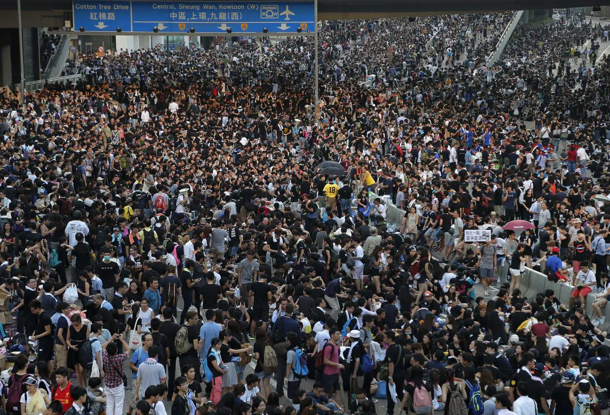 Pro-democracy protesters flood the Central financial district in Hong Kong Monday, Sept. 29, 2014. Pro-democracy protesters expanded their rallies throughout Hong Kong on Monday, defying calls to disperse in a major pushback against Beijing's decision to limit democratic reforms in the Asian financial hub. (AP Photo/Wong Maye-E)