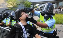 Hong Kong Policemen Apologize