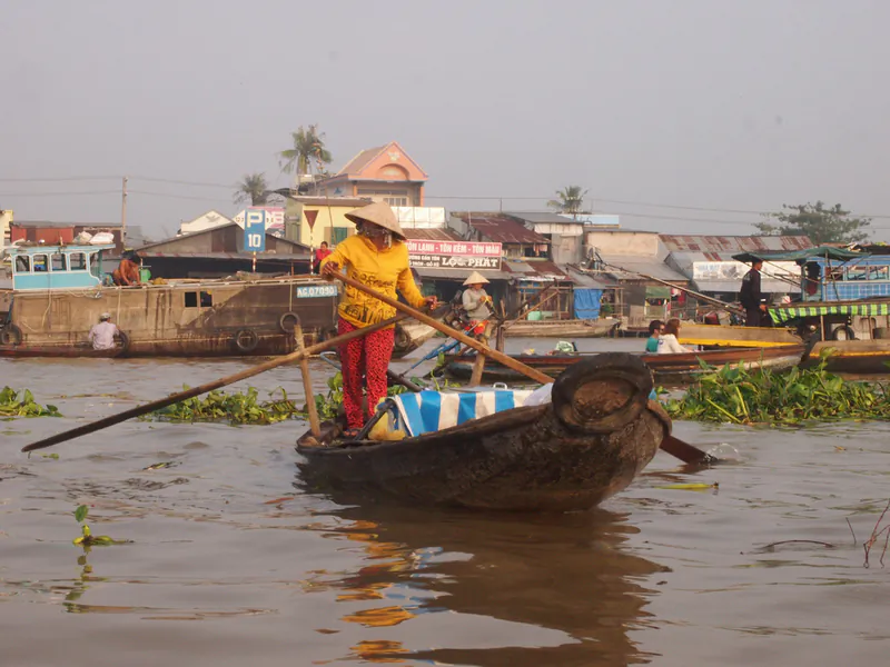 Most of the small boats were piloted by women (James Clark, Nomadic Notes)