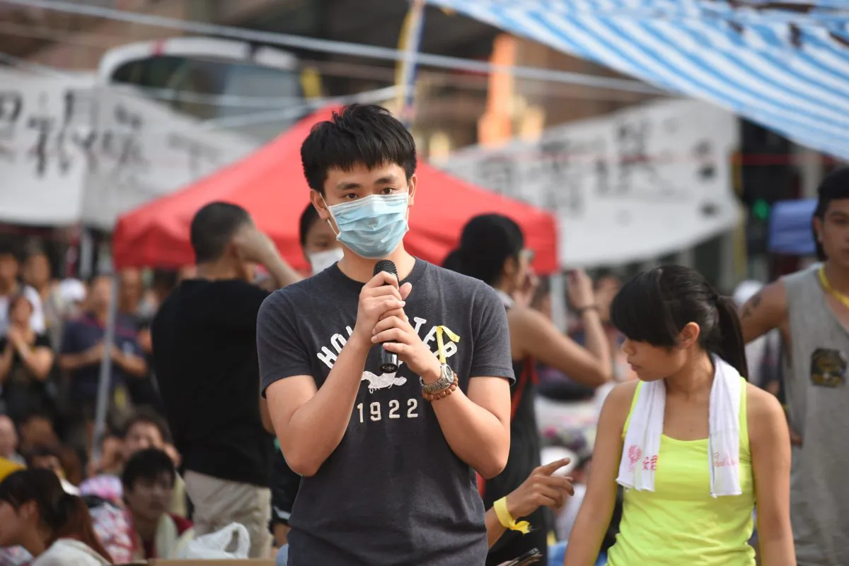 A mainland Chinese from Hong Kong comes to support student protest in Hong Kong on Oct. 1 (Man Hon-lum/Epoch Times)