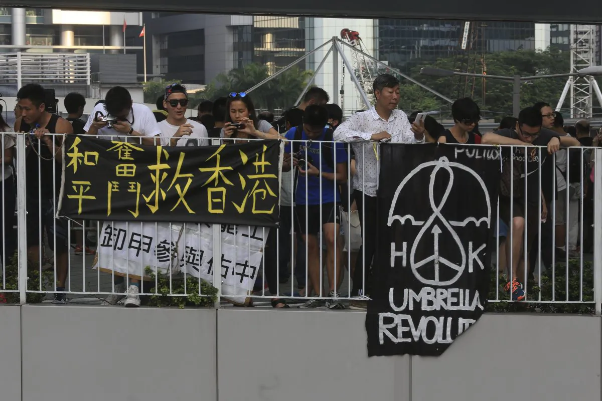 A sign is hung from the rail that reads “Peaceful Struggle to Save Hong Kong.” Students continue their protests at the Admiralty District, and the umbrella symbol is now a common sight in Hong Kong (Yu Gang/Epoch Times)