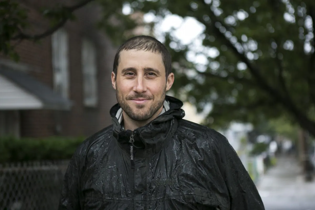 Matt Green on his walk in Sunnyside, Queens in New York, Sept. 25, 2014. (Samira Bouaou/Epoch Times)
