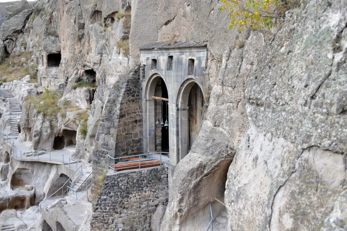 Vardzia - The gate to church of the Dormition (Tomasz Lisowski, Adventurous Travels)