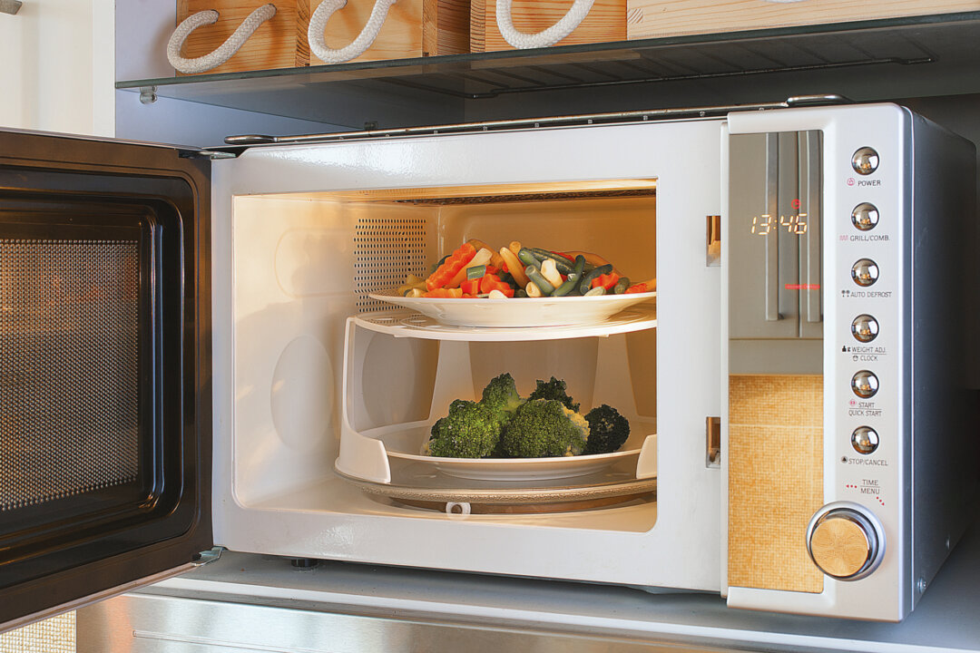 Microwaves zap a lot of nutrients from your food. (grzymkiewicz/iStock/Thinkstock)