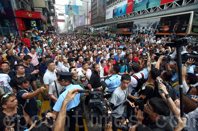 On Oct. 3, individuals opposing Occupy Central targeted peaceful protesters in the Mong Kok District and some female protesters were assaulted and sexually harassed. (Poon Zai-shu/Epoch Times) 