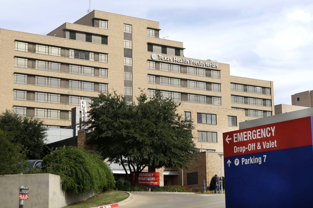 A sign points to the entrance to the emergency room at Texas Health Presbyterian Hospital Dallas, where U.S. Ebola patient Thomas Eric Duncan was being treated, Wednesday, Oct. 8, 2014, in Dallas. The hospital said Wednesday that Duncan has died. (AP Photo/LM Otero)