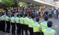 Hong Kong Umbrella Movement/Occupy Central Live Stream and Blog: Police Clearing Barricades at Admiralty