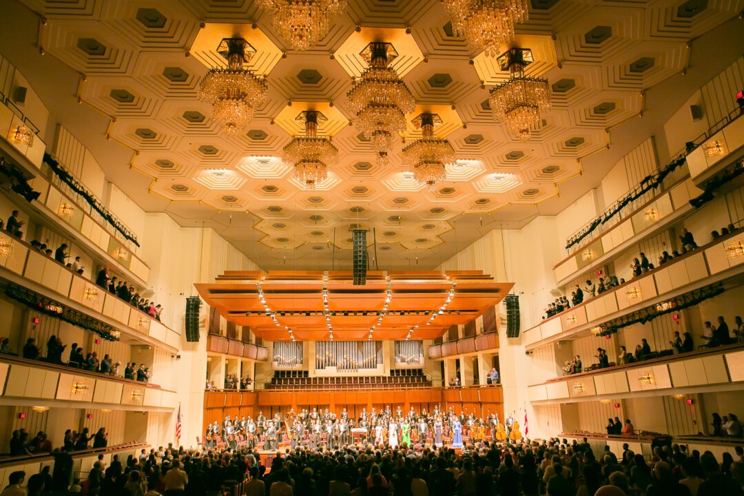 The Shen Yun Symphony Orchestra brought stirring music from the East and West to classical music aficionados at the John F. Kennedy Center for the Performing Arts on Oct. 12. (Lisa Fan/Epoch Times) 