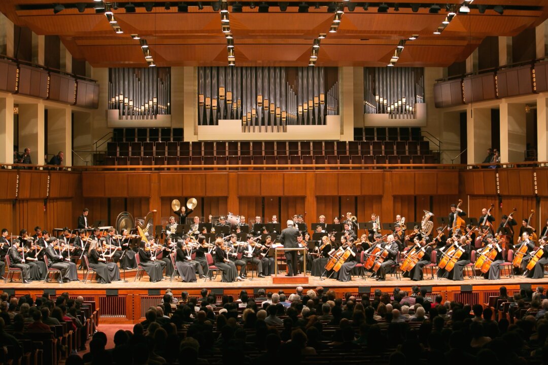 Shen Yun Symphony Orchestra brought stirring music from the East and West to the John F. Kennedy Center for the Performing Arts on Oct. 12. (Lisa Fan/Epoch Times) 