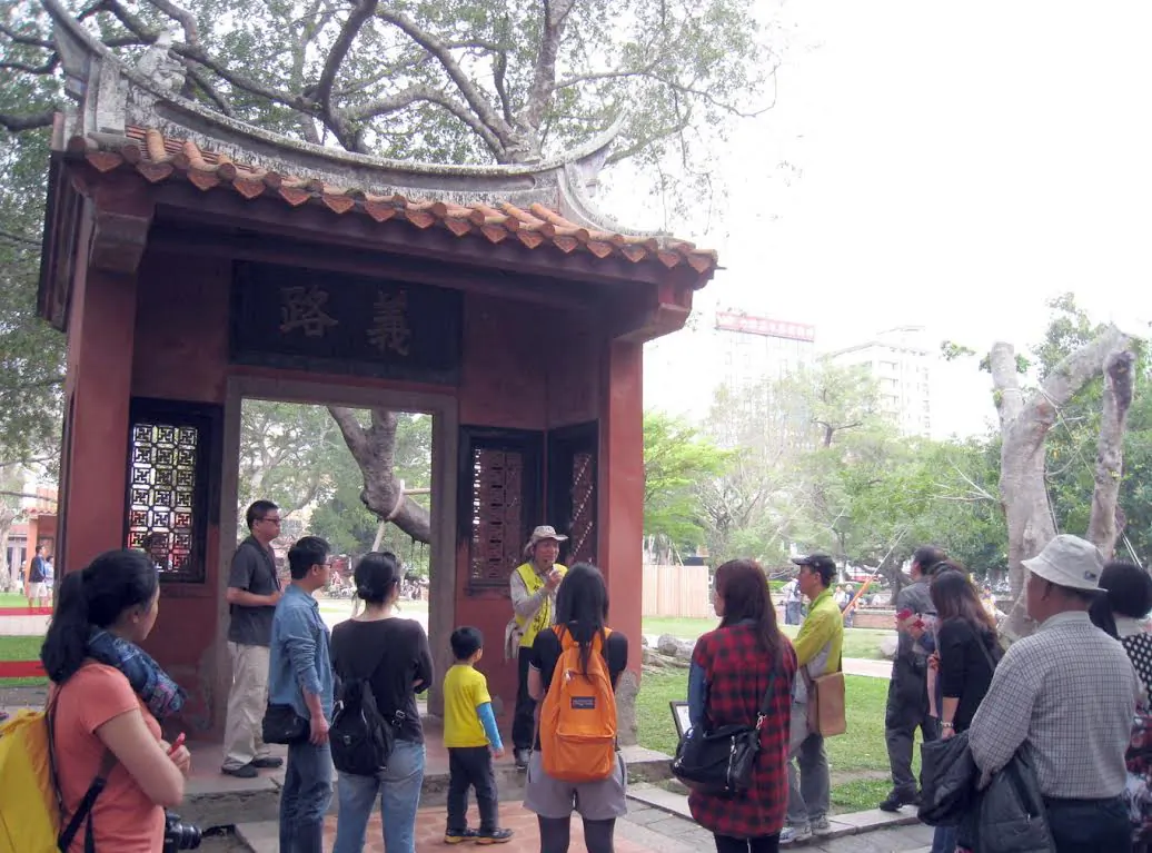 Tourists listen intently as the guide introduces the Tainan Confucius Temple. (Courtesy of Tainan City Government Tourism Bureau)