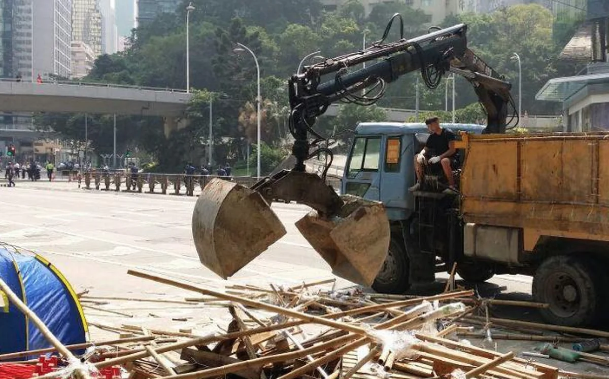 A truck removes the remnants of barricades erected by pro-democracy demonstrators on the Queensway Causeway in Hong Kong on the morning of Oct. 14, 2014. (Matthew Robertson/Epoch Times)