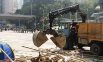 Hong Kong Police Take Down Barricades