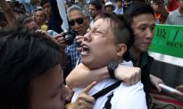 WATCH: Hong Kong Police ‘Assist’ Anti-Occupy Central Group by Arresting Innocent Pro-Democracy Protester (+Photos)