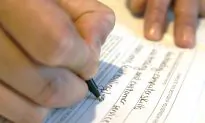 US Jobless Aid Applications Fall to 14-Year Low