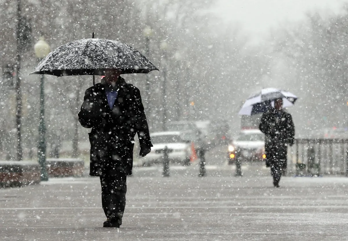 Snow falls as people begin to arrive to the Capitol Building in Washington on Dec. 10, 2013. Federal forecasters don't expect this winter to be a chilly sequel to last years dreaded polar vortex and Californias rain-blocking weather system. (AP Photo/Pablo Martinez Monsivais)