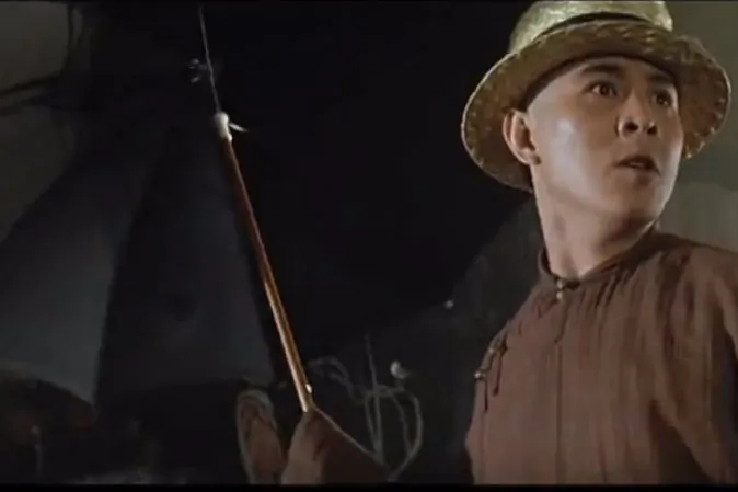 Wong Fei-hong (Jet Li) and his trusty umbrella. (Youtube screenshot)