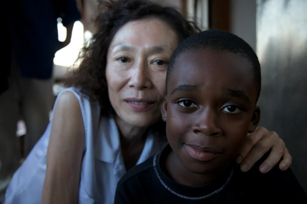 Director Christine Choy with a Ghanaian boy on the set of “Ghina.” (www.filmnewsnow.org)