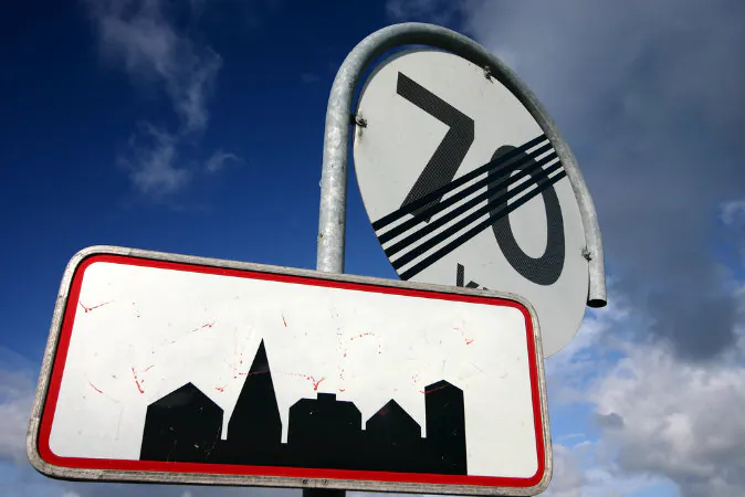 Traffic speed limit (Shutterstock*)